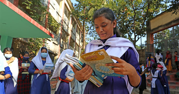 শনিবার (১ জানুয়ারি) সারা দেশে স্কুলে স্কুলে শিক্ষার্থীদের হাতে বই দেওয়ার কাজ শুরু হয়েছে