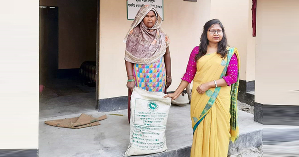 টাঙ্গাইলে আশ্রয়ণ প্রকল্পের ৪০ পরিবারের মাঝে খাদ্য সামগ্রী বিতরণ। ছবি: অপারজয় বাংলা