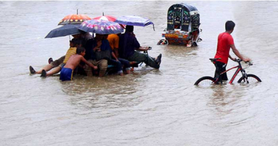 বৃষ্টিতে তলিয়ে ও থমকে গেছে চট্টগ্রাম