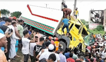 কুমিল্লায় কাভার্ডভ্যান চাপায় ৪ স্কুলছাত্রের মৃত্যু