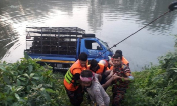 মুন্সীগঞ্জে মুরগী বোঝাই পিকআপ নিয়ন্ত্রণ হারিয়ে নিহত ১ 