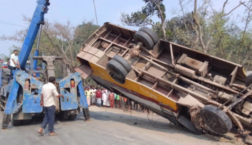 রংপুরে বাস খাদে পড়ে নিহত ২, আহত ২০