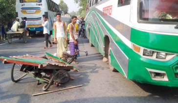 টাঙ্গাইলে বাসের ধাক্কায় স্বামী-স্ত্রী-সন্তানসহ নিহত ৪