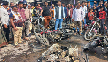 সিরাজগঞ্জে আ.লীগ-বিএনপি সংঘর্ষ, ৮ মোটরসাইকেলে আগুন