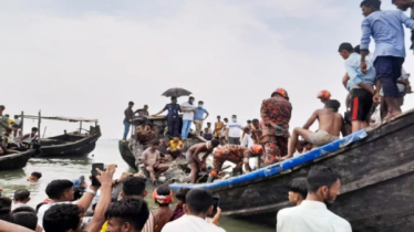 কক্সবাজারে ডুবন্ত ট্রলারে মিলছে একের পর লাশ