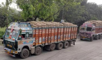 সোনা মসজিদ স্থলবন্দর দিয়ে দেশে এলো ৫৭ ট্রাক পেঁয়াজ