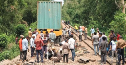 ৩০ ঘণ্টা পর ঢাকামুখী আপলাইনে ট্রেন চলাচল স্বাভাবিক