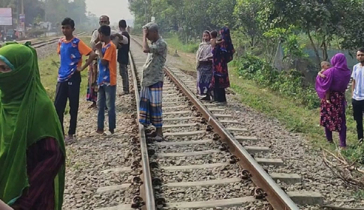 টাঙ্গাই‌লে ট্রেনে কাটা প‌ড়ে মা-মেয়েসহ ৪ জনের মৃত্যু