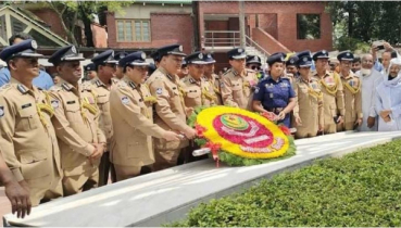 বঙ্গবন্ধুর সমাধিতে নতুন ডিএমপি কমিশনারের শ্রদ্ধা