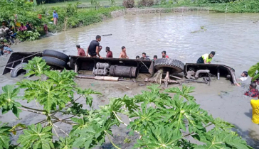 ঝালকাঠিতে বাস উল্টে পুকুরে, নিহত বেড়ে ১৭