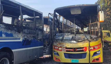 নাটোরে দাঁড়িয়ে থাকা ৩টি বাসে আগুন দিয়েছে দুর্বৃত্তরা