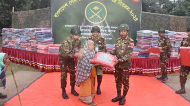 নওগাঁয় শীতার্তদের মাঝে সেনাবাহিনীর কম্বল বিতরণ