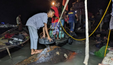 বুড়িগঙ্গায় বালুবাহী জাহাজের ধাক্কায় অর্ধশতাধিক যাত্রীসহ ওয়াটার বাসডুবি