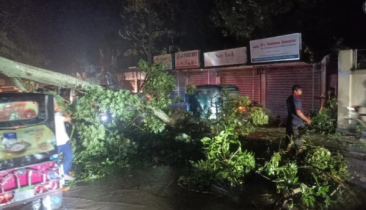 কক্সবাজার অতিক্রম করছে ঘূর্ণিঝড় ‘হামুন’, উপকূলে ব্যাপক ক্ষয়-ক্ষতি