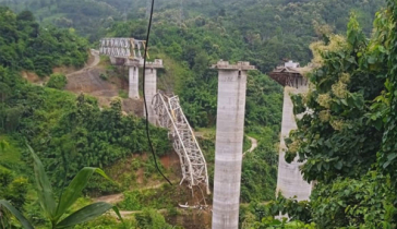 ভারতে ভেঙে পড়ল নির্মাণাধীন রেল সেতু, নিহত অন্তত ১৭