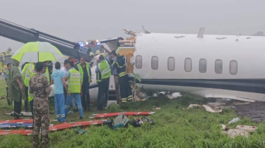 ভারতে রানওয়েতে আছড়ে পড়ল যাত্রীবাহী প্লেন