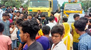 বেতন-বোনাসের দাবিতে সড়ক অবরোধ শ্রমিকদের