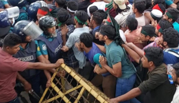 পুলিশের ব্যারিকেড ভেঙে বঙ্গভবনের দিকে যাচ্ছেন শিক্ষার্থীরা