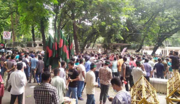 ৩৫ প্রত্যাশীদের ছত্রভঙ্গ করতে পুলিশের টিয়ারশেল নিক্ষেপ