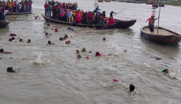 ৬০ জন যাত্রী নিয়ে মোংলায় নৌকাডুবি